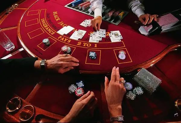 Pengguna melihat riwayat pengeluaran dan melakukan pengaturan batas anggaran